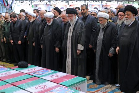 اقامه نماز رهبر معظم انقلاب بر پیکر رئیس‌جمهور شهید و همراهان گرامی ایشان