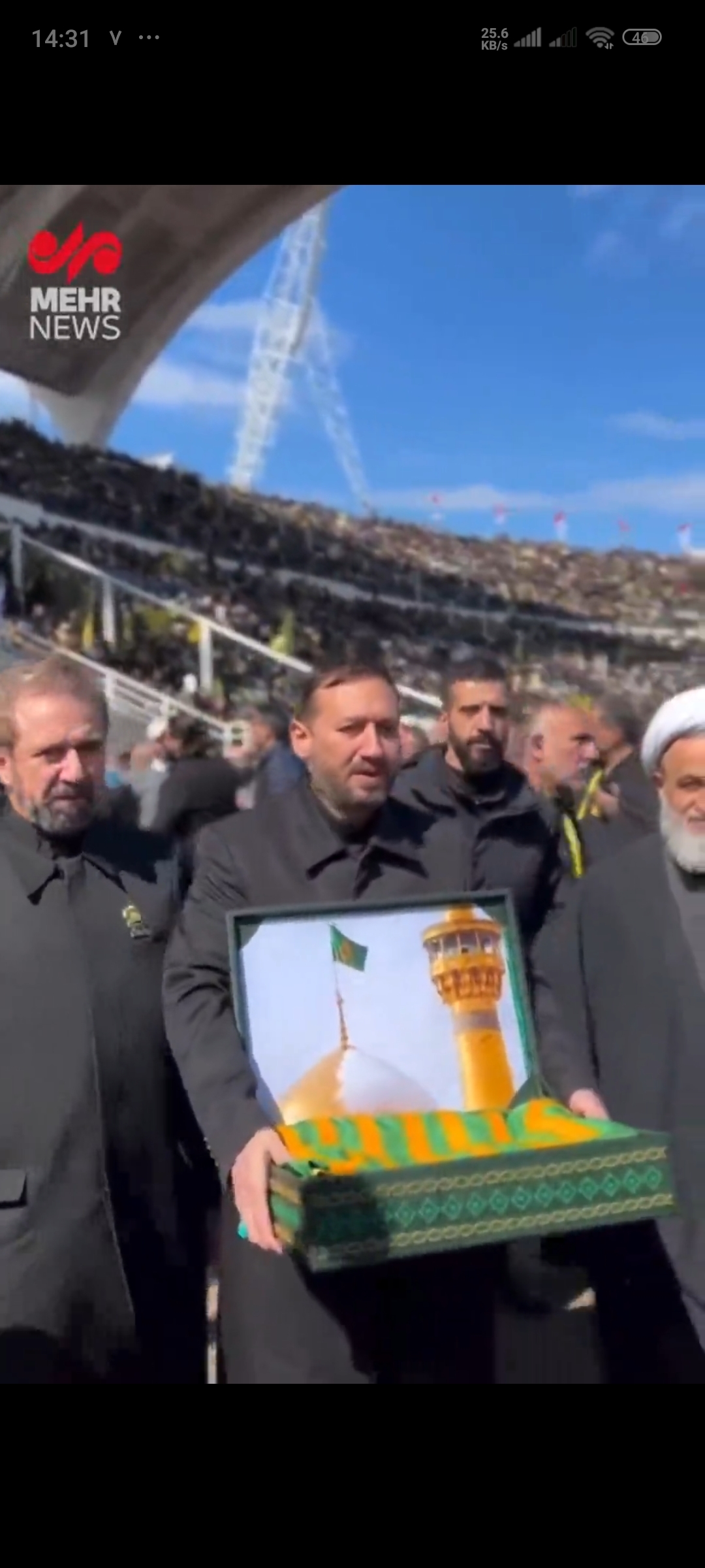 لحظه ورود خادمان آستان قدس رضوی به مراسم شییع پیکر شهدای مقاومت