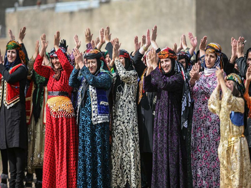 گریزی به فرهنگ بومی سروخوانی زنان لر