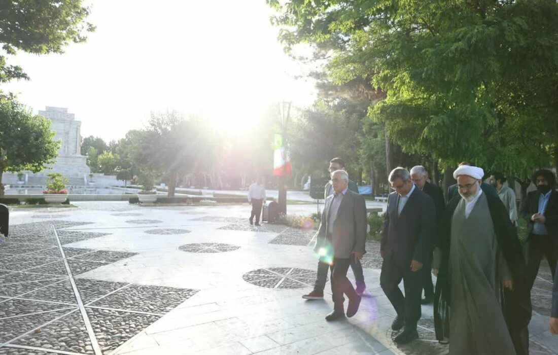 هم اکنون حضور استاندار خراسان رضوی در آرامگاه فردوسی