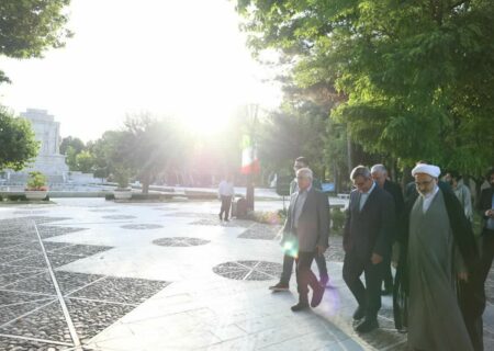 هم اکنون حضور استاندار خراسان رضوی در آرامگاه فردوسی
