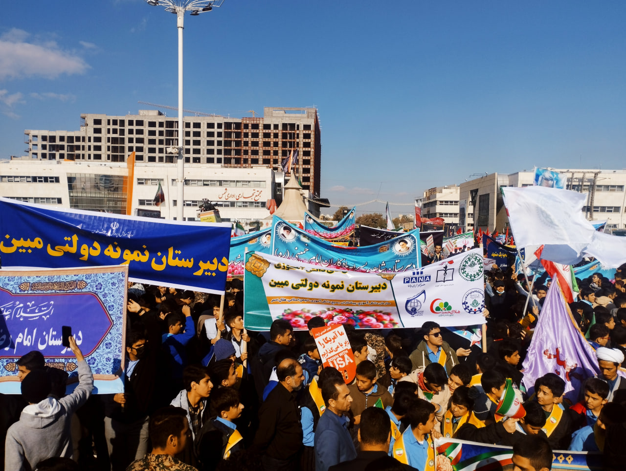 حضور دانشآموزان از سرتاسر مشهد مقدس برای شرکت در راهپیمایی ۱۳ آبان