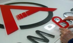 تابلو چلنیوم؛ انتخاب حرفه‌ای برای کسب‌وکارها