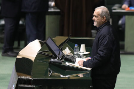 پزشکیان: حل معیشت مردم وظیفه دینی و حکومتی است