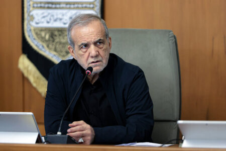 پزشکیان: با برخورد قهری نمی‌توان جامعه را قانع کرد/ نقد منصفانه، سرمایه حکمرانی است